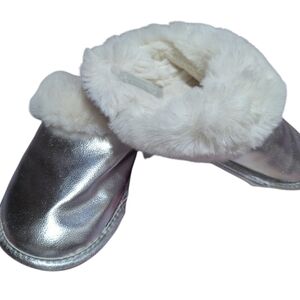 Peppermint & Pine Silver & White Women’s Slippers | Size 7 | Like New